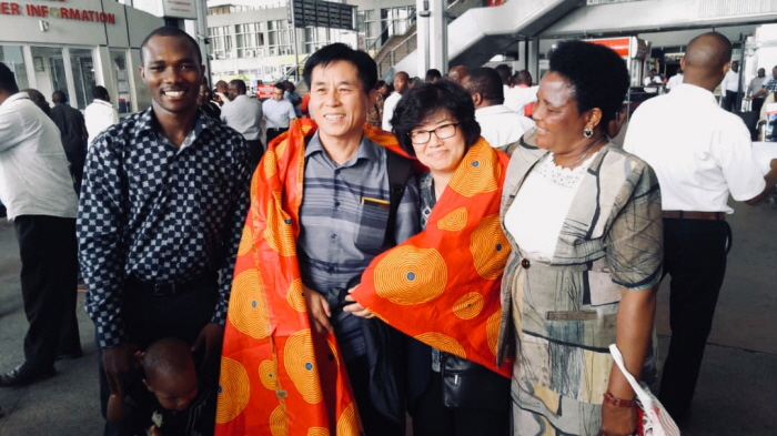 한국에서 3개월 간 전도훈련을 받고 돌아온 탄자니아 제자들이 선물을 가지고 공항에서 김삼권 목사 부부를 기쁨으로 환영하고 있다.