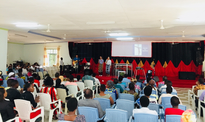 단기선교학생들이 준비한 스와힐리어 찬송으로 성도들의 마음을 열다