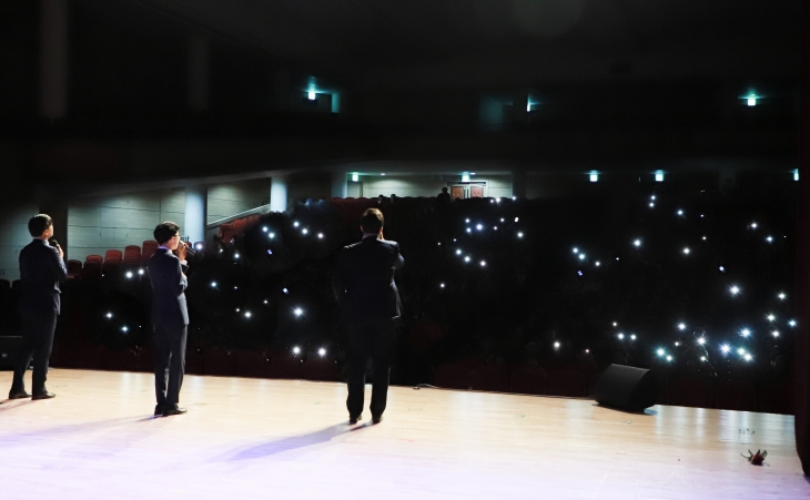 하모닉스 무대에 관객들은 휴대폰 빛으로 화답하고 있다.