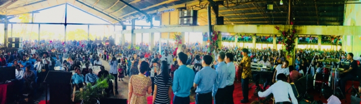 탄자니아 오순절 교회에 초청받아 3,500명 성도들 앞에서 중국어로 찬송을 하는 중국 교회 형제 자매들