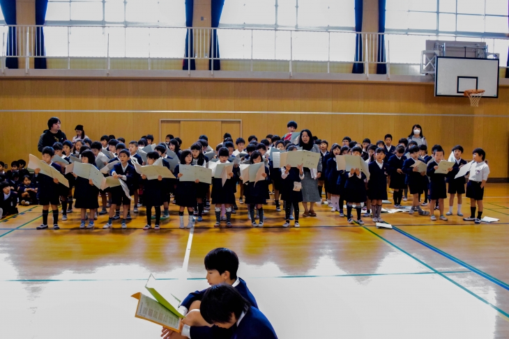 ▲사파리 댄스팀을 위해 ‘아리랑’을 부르는 2학년 학생들