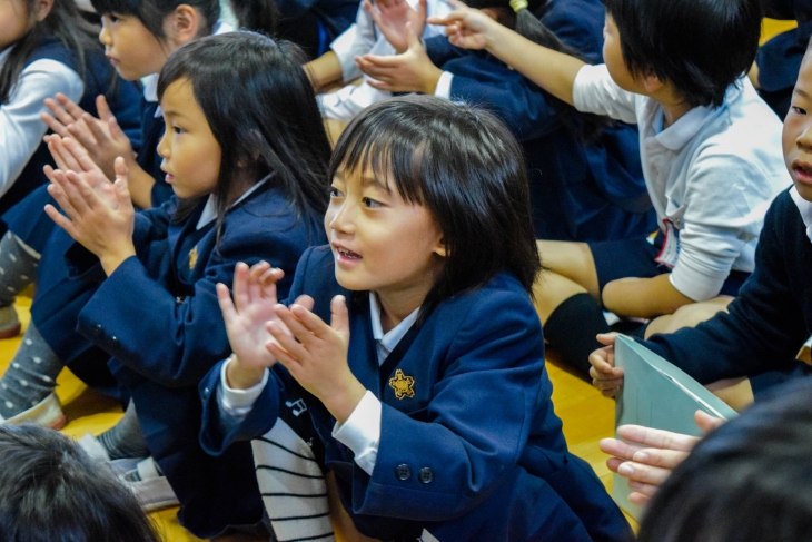 ▲댄스를 보며 즐거워하는 일본 아이들