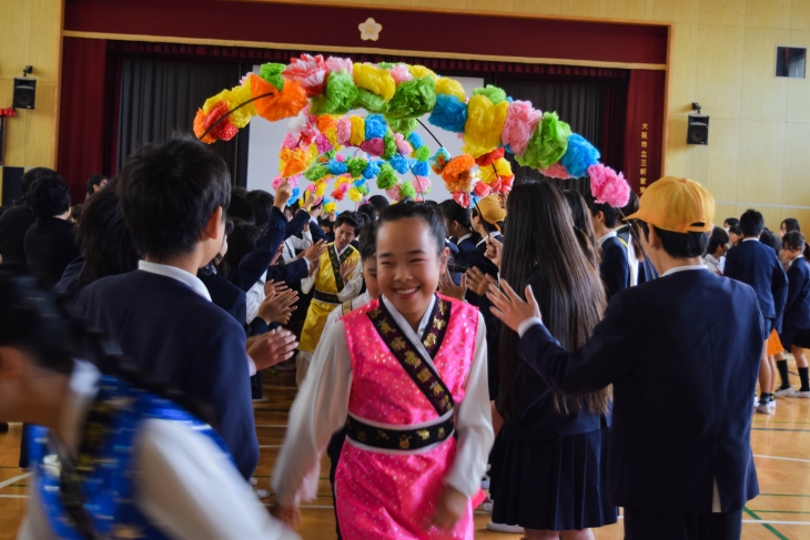 ▲사파리 댄스팀을 위해 꽃터널을 만들어준 일본 아이들