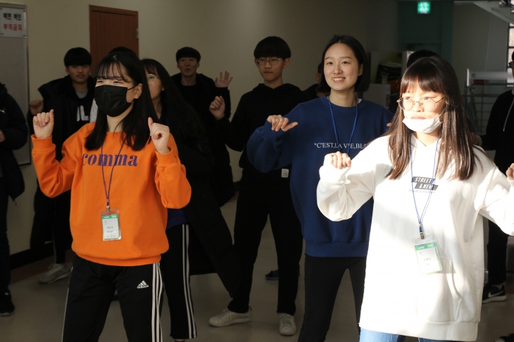 'IYF 동아리'시간 댄스를 준비하고 있는 학생들