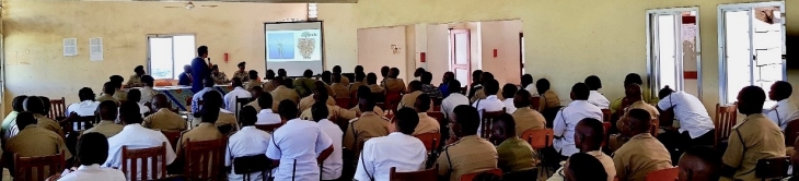 경찰 대학 학생들과 교수들이 참석하여 마인드 교육을 받고 있다