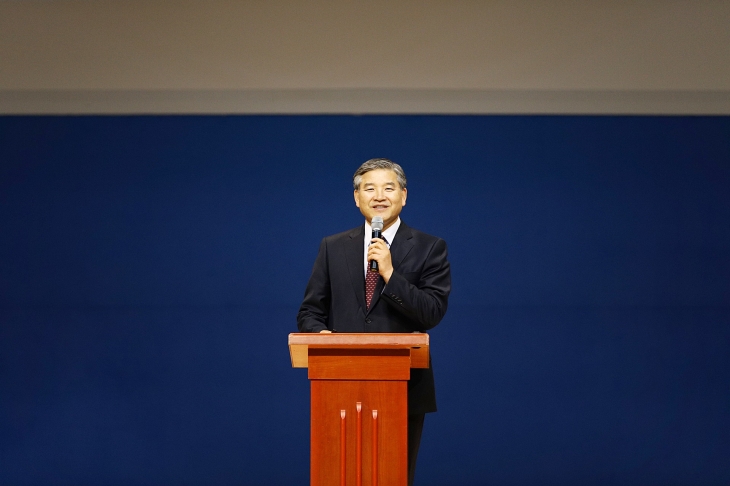 실버대학 졸업 축하 메시지를 전하는 김재홍 목사