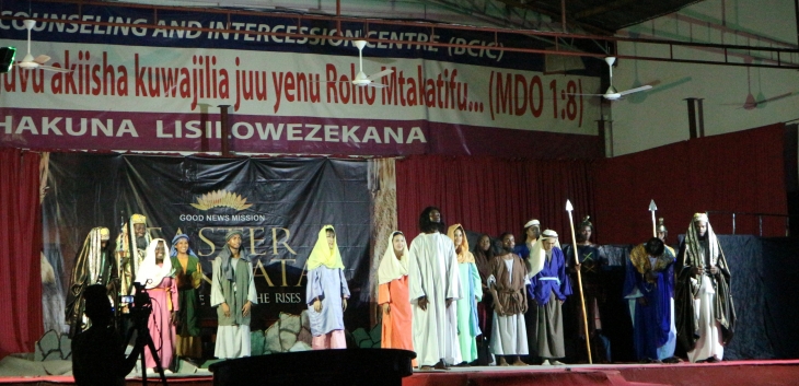 탄자니아 형제 자매들과 단기 선교사들이 준비한 부활절 칸타타 공연 모습