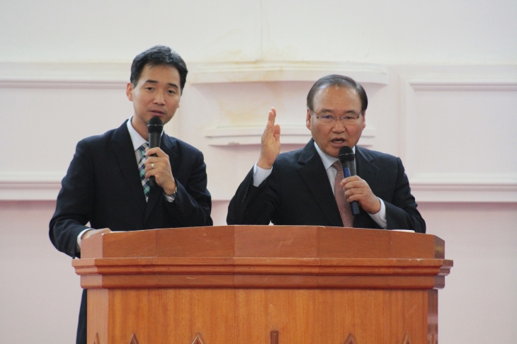 CLF에 참석한 목회자들에게 말씀을 전하는 김영교 목사