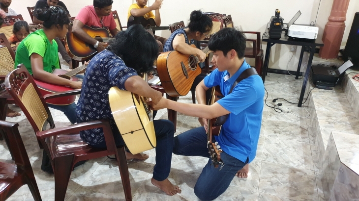기타를 가르치고 있는 최원태 단원