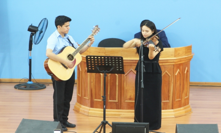 바이올리니스타 김지은 자매와 기타리스트 따이고르 형제의 축하 공연