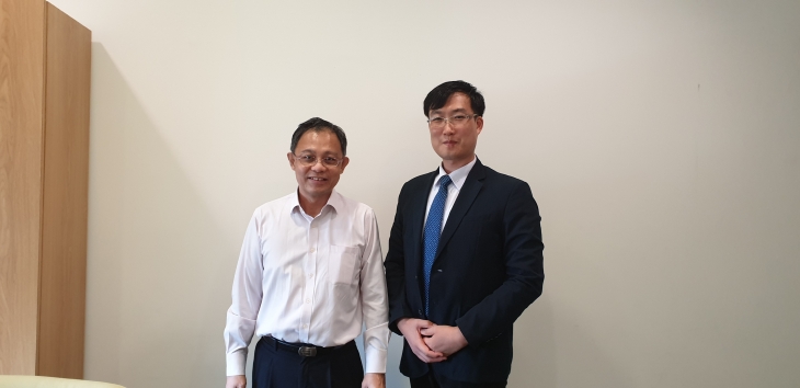 싱가포르 국립대학교(NUS) 선임학장(Professor Bernard C Y Tan - Senior Vice Provost)과 IYF 싱가포르 지부장 차영환