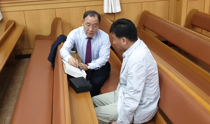 웅양면사무소에 근무하는 권해진씨가 김진수목사님과 개인교제를 통해서 구원을 받았다.