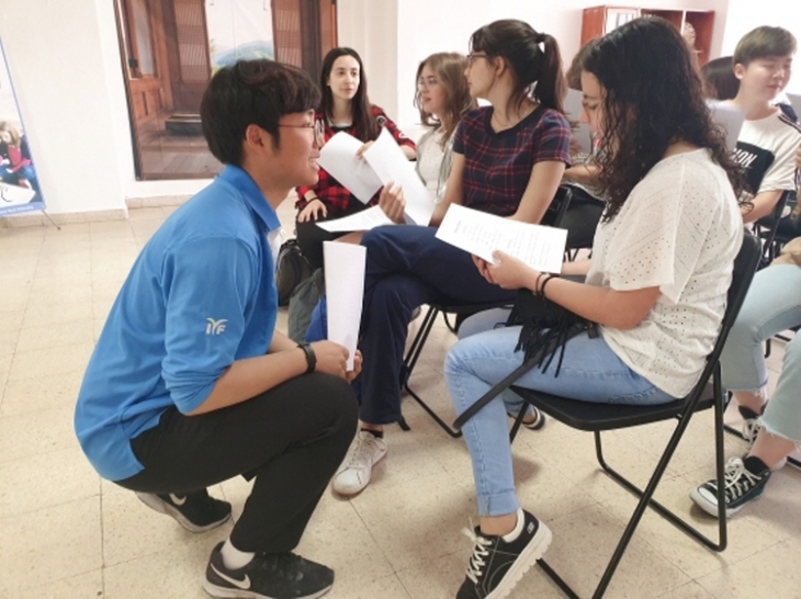 한국어 아카데미에서 참가자에게 설명하는 신재희 스페인 18기 단원