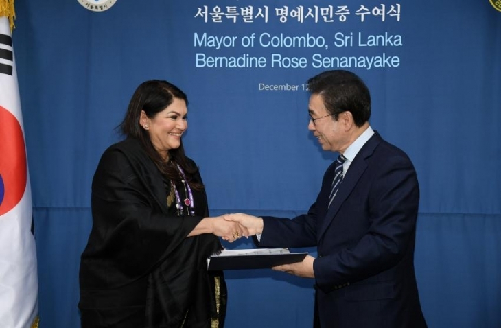 서울시 명예시민증 수여받고 있는 세나나야케 콜롬보시장