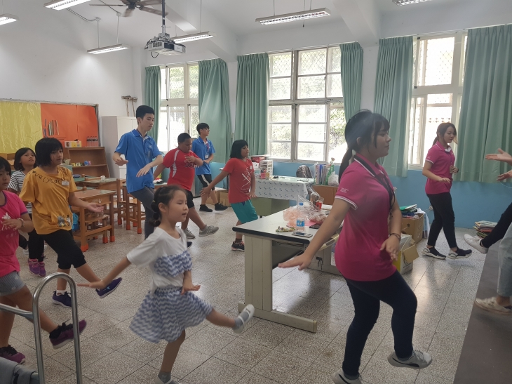 한국 어린이댄스 가르치는 자원봉사자들