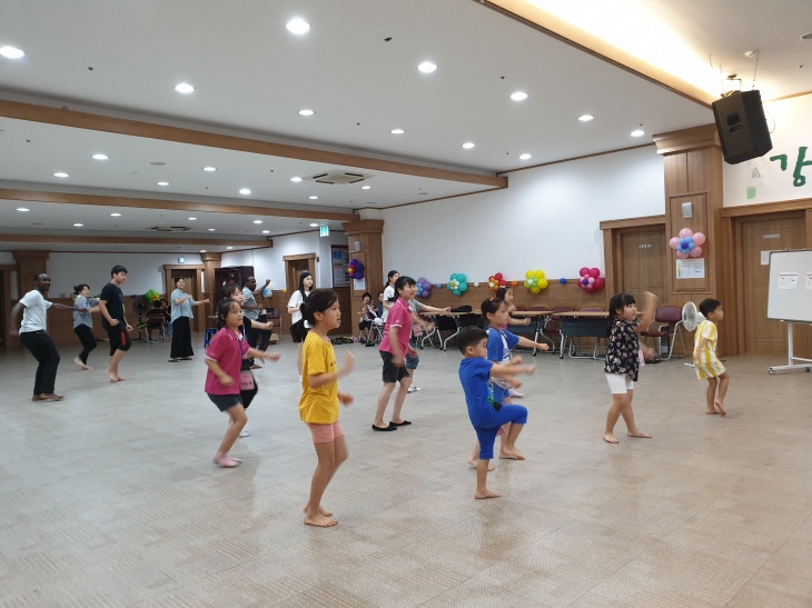 댄스 배우기 시간-'비행기'를 배우며 즐거워하는 어린이들