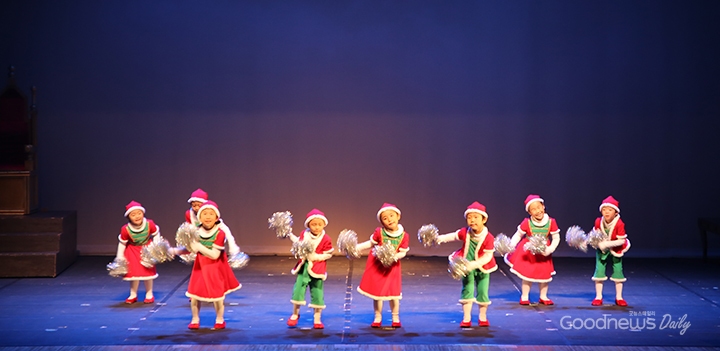크리스마스 칸타타 공연 전 무대에 오른 꼬마산타들.
