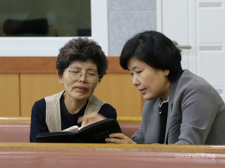 기쁜소식북부산교회 후속집회에 참석해 신앙 교제를 하고 있는 강정자 자매
