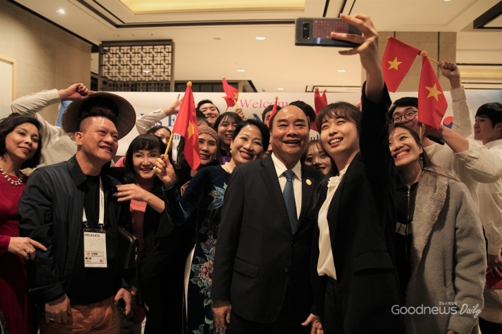 IYF 학생들의 '셀카' 요청에 기쁘게 촬영하는 베트남 총리 부부