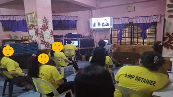 온라인 마인드교육을 듣고 있는 바기오 교도소 재소자들의 모습