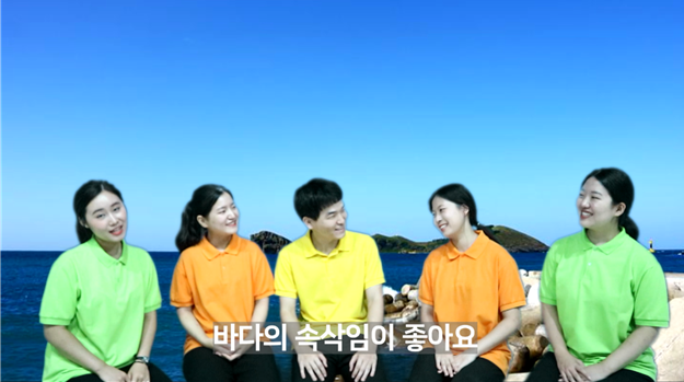 한국문화캠프에서 ‘제주도 푸른밤’ 공연 중인 단기선교사들의 모습