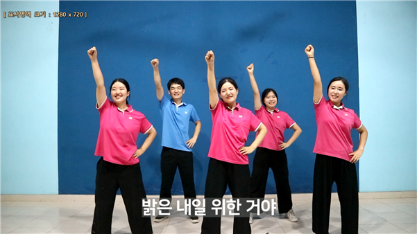 한국문화캠프에서 ‘우리의 꿈’ 공연 중인 단기선교사들의 모습