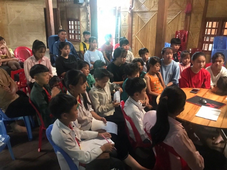 캠프 프로그램에 참여하기 위해 모여있는 베트남 학생들