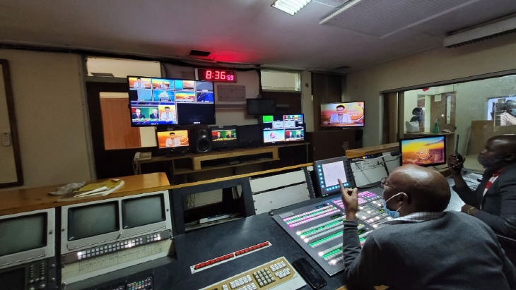 KBC TV 방송 제어실에서 케냐 전역에 생방송으로 중계되고 있다.