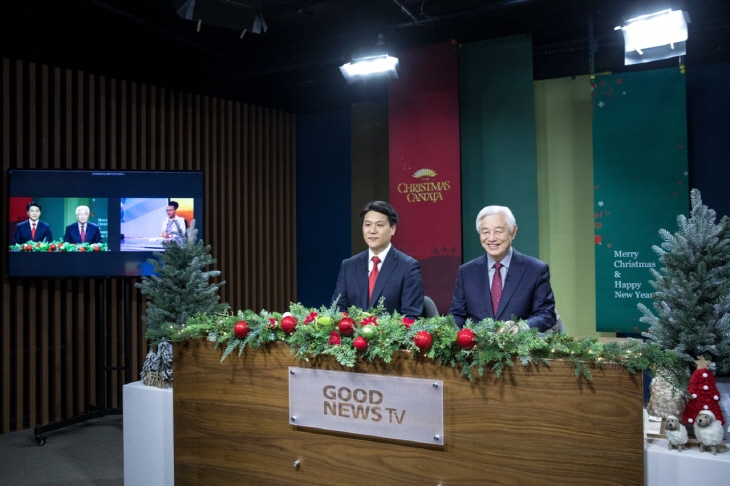 Good News TV 스튜디오에서 인터뷰를 진행하고 있는 박옥수 목사