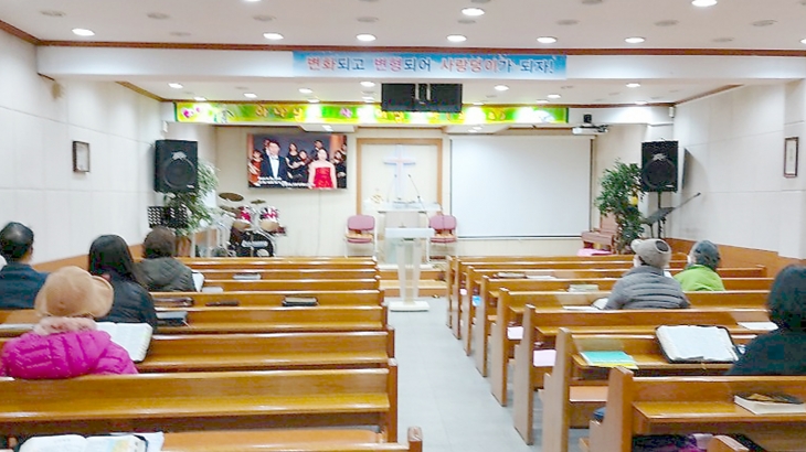 ▲ 광명 '사랑* 교회' 목회자와 성도들이 함께 CLF를 시청하고 있는 모습