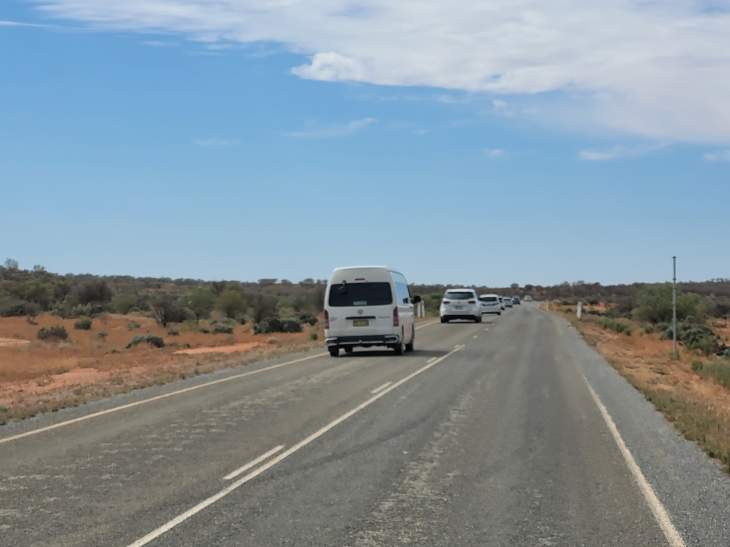 멜버른에서 시드니로 돌아오는 길, 9대의 칸타타 차량들이 줄지어 달리고 있다.