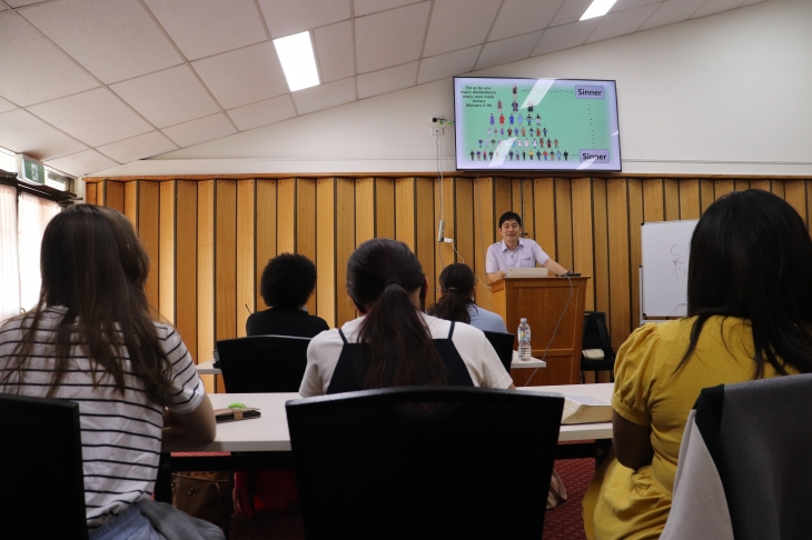 영어권을 위한 재복음반 시간, 말씀을 전하고 있는 남하영 목사