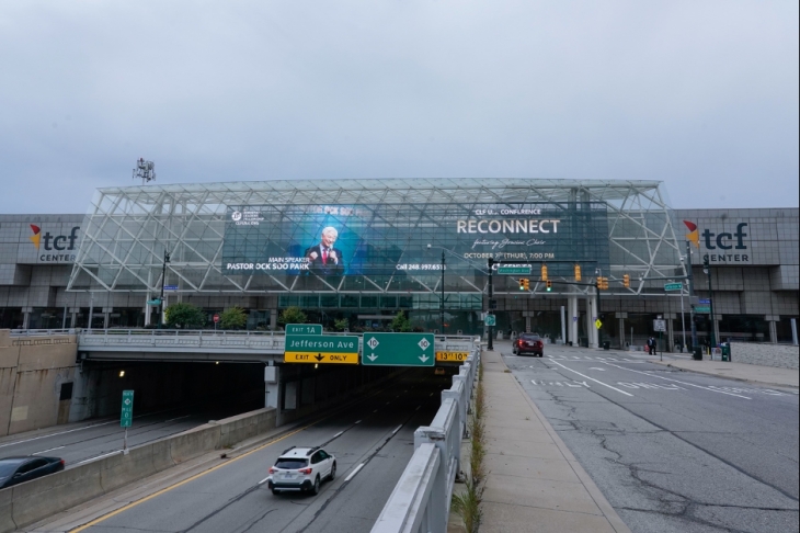 컨벤션 센터 외부의 두 곳의 대형전광판을 통해 CLF 리커넥트 컨퍼런스가 일주일동안 광고되었다.