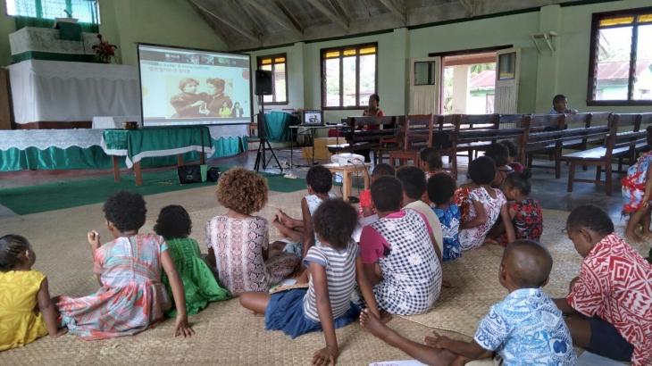 피지에서 어린이들이 캠프를 참석하고 있다