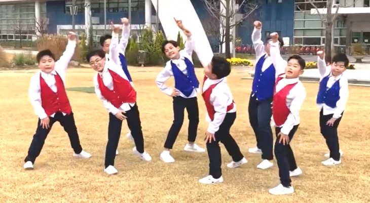 남자 댄스팀 이글스 플라이의 공연 '달빛바다' 