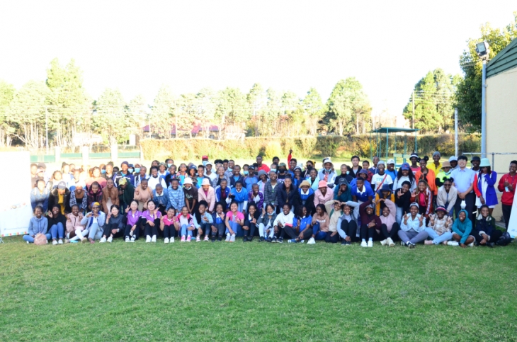 코리아 캠프에 참석한 학생들과 단체 사진