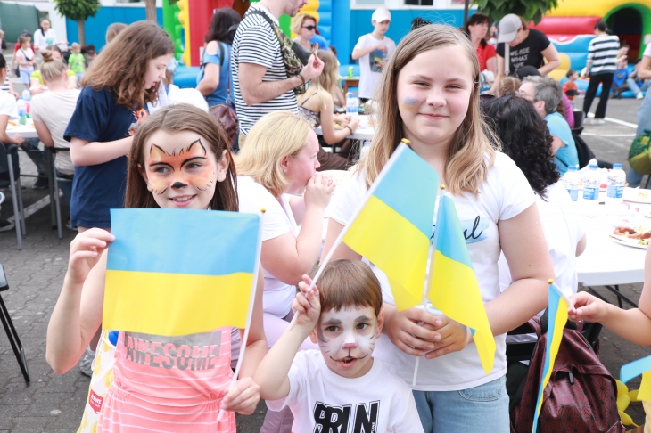 접수 중 환하게 웃는 우크라이나 아이들과 부모님들