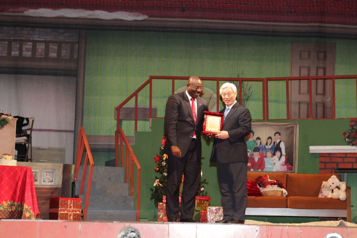 (2012년 아이티 델마 시청에서 박옥수 목사님과)