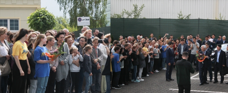 독일 유럽선교센터에 도착한 박옥수목사와 환영하는 인파