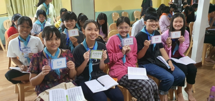 - 한국어 수업에 참여하고 있는 학생들<br>