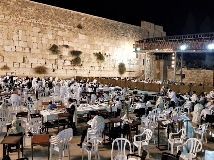 통곡의 벽 앞에서 흰 옷을 입고 기도하는 유대인들
