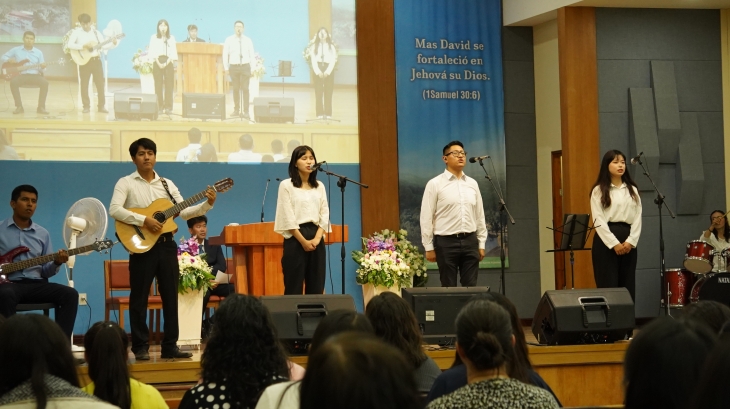 박영국 목사의 아르헨티나 방문을 축하하며 노래하는 