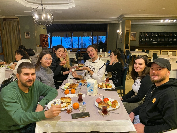 호텔 레스토랑에서 함께 식사하고 있는 알바니아 참석자들