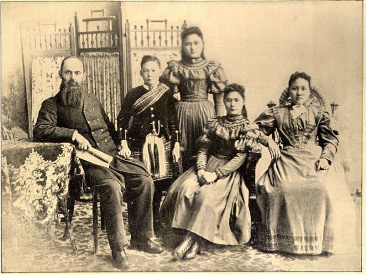 마카이 박사 부인의 가족(가장 왼쪽 남성이 마카이 박사, 가장 오른쪽이 부인)