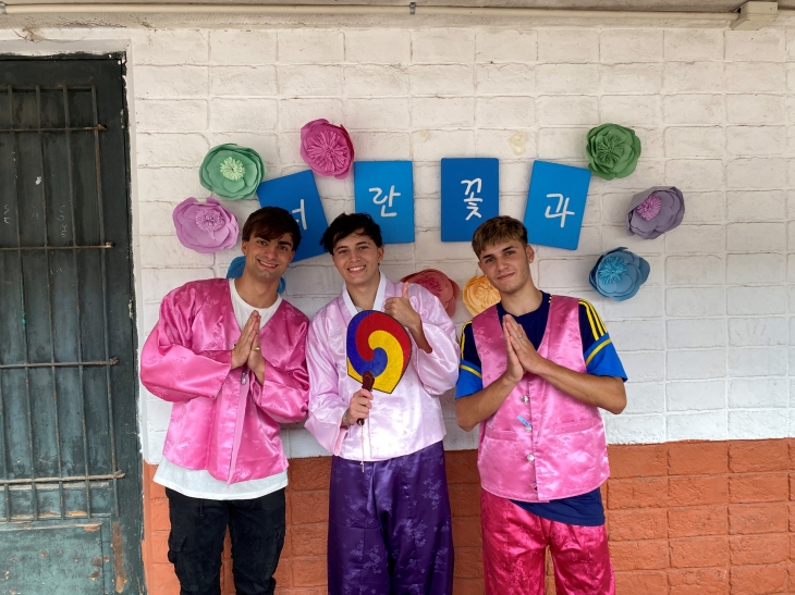 한국의 전통 의상 한복을 체험하며 기뻐하는 학생들