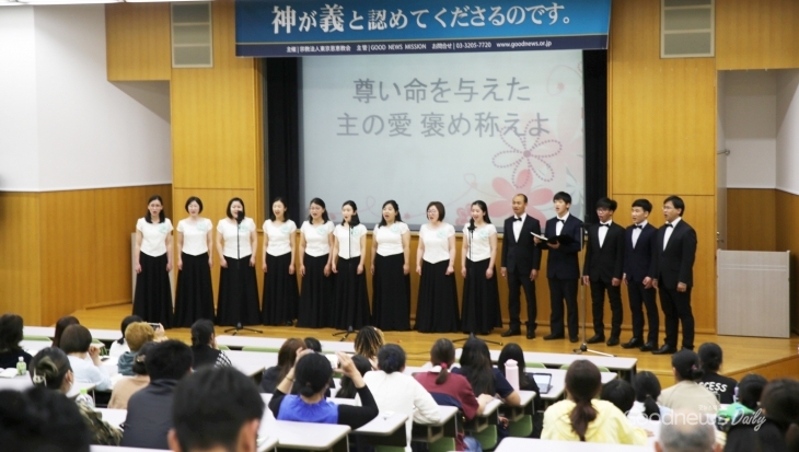 동경은혜교회 유리합창단이 매시간 아름다운 목소리로 하나님께 영광을 돌렸다.