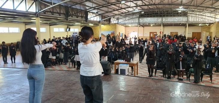 댄스 자원봉사자와 함께 케이팝 댄스를 가르치고 있는 전유진 단원