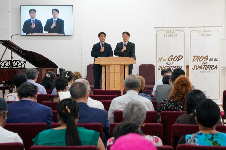 집회에서 말씀을 전하는 박영국 목사