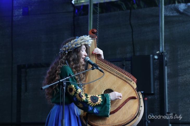 우크라이나 가수 나이나의 전통 악기 반두라 공연