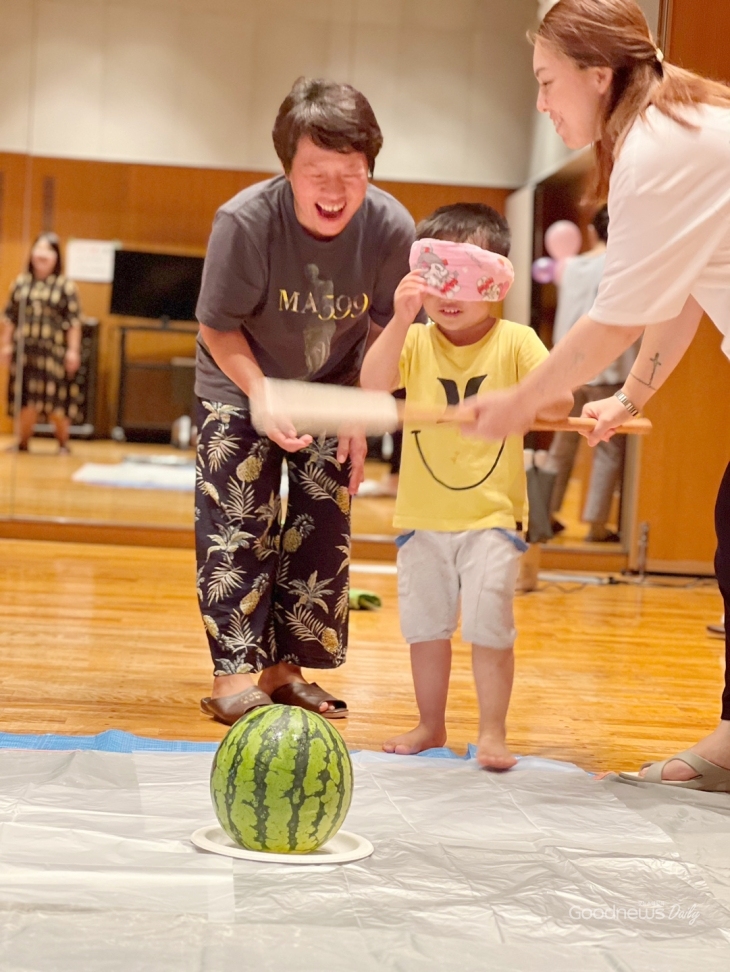 스이카와리라는 게임으로 '여름의 더위를 시원한 수박으로 날려버리자' 라는 의미로 수박을 쪼개어 나눠먹는 놀이다.